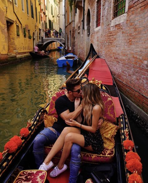 Italy Anniversary Trip, Italy Aesthetic Couple, Travel Photographer Aesthetic, Couple In Italy, Venice Honeymoon, Venice Couple, Couple Picture Poses, At The Store, Italy Photo