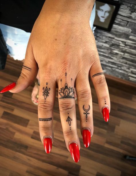 Finger Finesse: 30 Catchy Finger Tattoo Ideas for Women! - WomenSew Finger Tattoo Ideas For Women, Minimalist Symbols, Finger Tattoo Ideas, Minimal Tattoo Designs, Minimal Tattoo Ideas, Shoulder Sleeve Tattoos, Toe Tattoos, Finger Tattoo For Women, Finger Tats