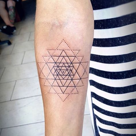 Sri Yantra Tattoo, Chakras Tattoo, Yantra Tattoo, Fibonacci Tattoo, Mandala Sacred Geometry, Tattoo Arrow, Sri Chakra, Alchemy Tattoo, Tattoo Moon