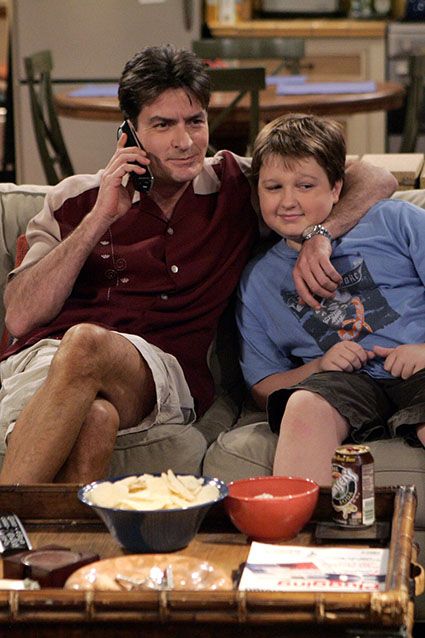 Two Half Men, Jay Core, Two And Half Men, Series Journal, Drake Photos, Charlie Harper, Two And A Half Men, Acrobatic Gymnastics, Charlie Sheen