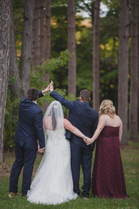 Bridal Party Pictures Funny, Funny Wedding Photography, Funny Engagement Photos, Funny Wedding Pictures, Funny Bride, Bridal Parties Pictures, Bride Flower, Funny Wedding Photos, Photos Poses