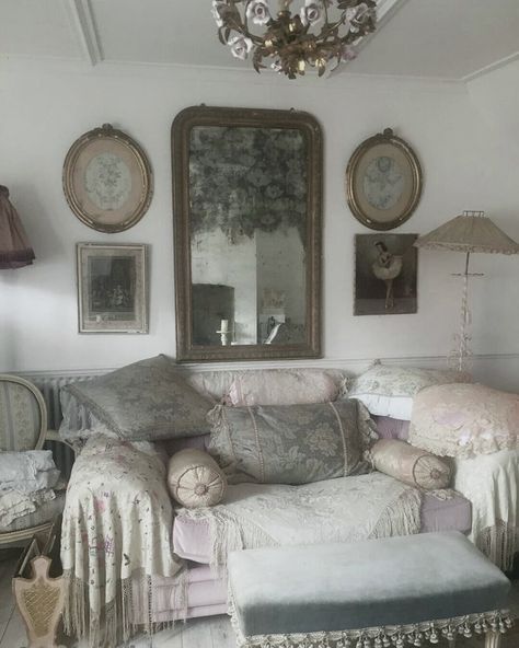 90s Victorian Aesthetic, Vintage French Living Room, Vintage Sunroom, Styled Living Room, Rooms Decoration, Pretty Room, Dreamy Room, House Room, Aesthetic Bedroom