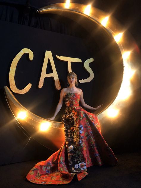 CATS on Twitter: "Taylor Swift at the #CATSMovie premiere is officially my new phone background!… " Cats Movie, Taylor Swift Cat, Taylor Swift News, Miss Americana, Cat Movie, Swift Taylor, Estilo Taylor Swift, All About Taylor Swift, Swift Photo