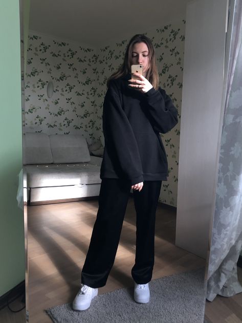 Oversized black hoodie Nike af fall fashion 2020 Black Hoodie Outfit, Black Oversized Hoodie, Oversized Hoodie Outfit, Skater Style, Hoodie Outfit, Oversized Hoodie, Fashion 2020, Oversize Hoodie, Dressed Down