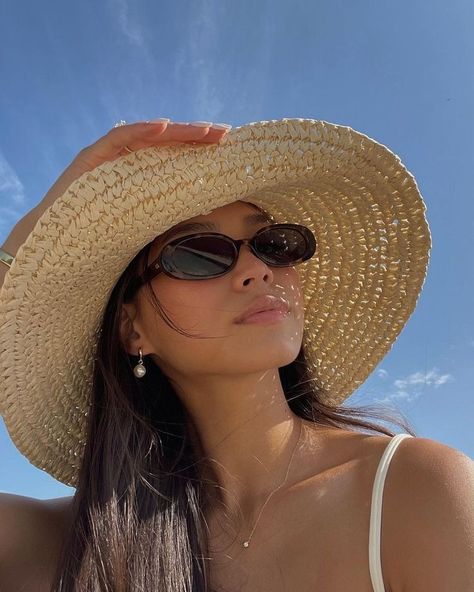 j'adore streetstyle Beach Hats Outfit, Sunglass Photoshoot, Le Specs Sunglasses, Beach Selfie, Hat Aesthetic, Straw Hat Beach, Love Black, Le Specs, Poses For Photos