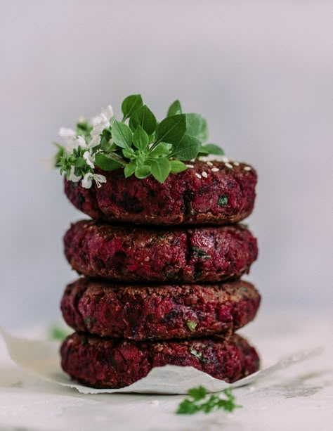 Chickpea and beet burgers – Rainbow in my kitchen Beet Veggie Burger, Vegan Beet Burger, Beetroot Burger, Beet Burgers, Beetroot Burgers, Spaghetti With Ground Beef, Beet Burger, Patty Recipe, Beetroot Recipes