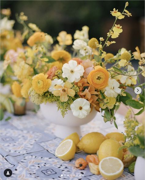 Yellow Tulip Flower Arrangements, Yellow Floral Table Arrangements, White And Yellow Floral Arrangements, Mediterranean Flowers Wedding, Citrus Wildflower Wedding, Summer Flowers Wedding Table Decorations, Italian Summer Flowers, Lemon Wedding Flowers, Italian Inspired Floral Arrangements