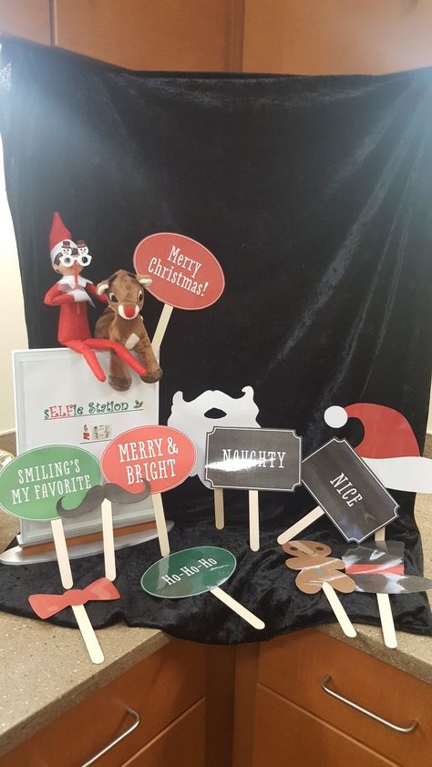 Elf on the shelf sELFie station! Diy Christmas Selfie Station, Elfie Selfie Station, Holiday Selfie Station, Christmas Selfie Ideas, Christmas Selfie Station, Elf On The Shelf Selfie, Elf Selfie, Hometown Christmas, Classroom Elf