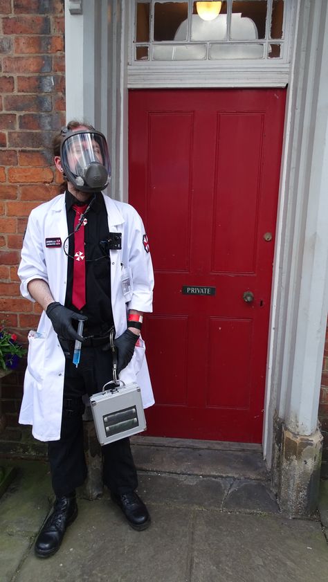 Scp Researcher Cosplay, Evil Scientist Costume, Umbrella Corporation Cosplay, Scientist Character Design, Scientist Outfit, Scp Mtf, Evil Scientist, Scientist Costume, Resident Evil Cosplay