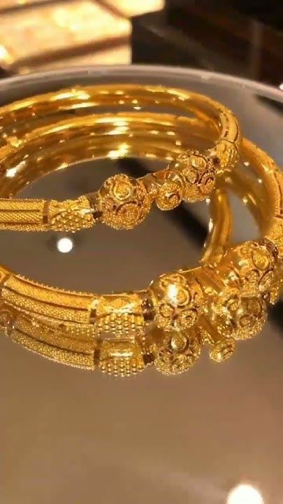 Bangles Set Indian, Man Gold Bracelet Design, Antique Gold Bracelet, Bangles Set, Bangles Design, Gold Bangles Design, Bridal Jewellery Indian, Bangle Designs, Indian Outfit