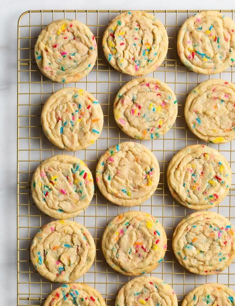 These easy funfetti sugar cookies bake up in minutes with perfectly crackled edges and soft, chewy centers. Loaded with festive rainbow sprinkles, these cookies are the perfect treat for the kid in all of us! | Browned Butter Blondie Funfetti Sugar Cookies, Funfetti Cookie Recipe, Sprinkle Cookies Recipe, Sugar Cookies With Sprinkles, Cone Cake, Ideas Emprendimiento, Confetti Cookies, Funfetti Cookies, Chewy Sugar Cookies