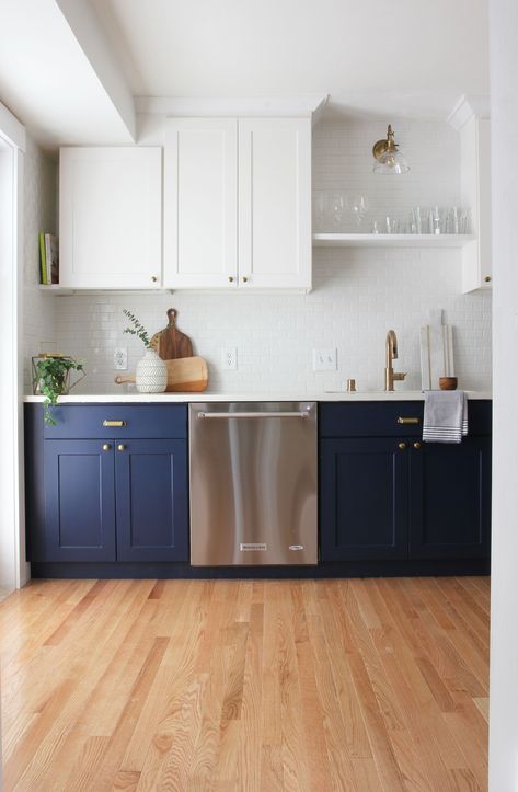 Tired of white cabinets? Mix things up with a stunning shade of navy blue. The unexpected bold statement adds instant beauty to any kitchen. Navy Kitchen Cabinets, Navy Blue Kitchen Cabinets, Navy Kitchen, Серая Кухня, Cheap Kitchen Cabinets, Budget Kitchen Remodel, Blue Kitchen Cabinets, Kitchen Cabinet Remodel, Cheap Kitchen