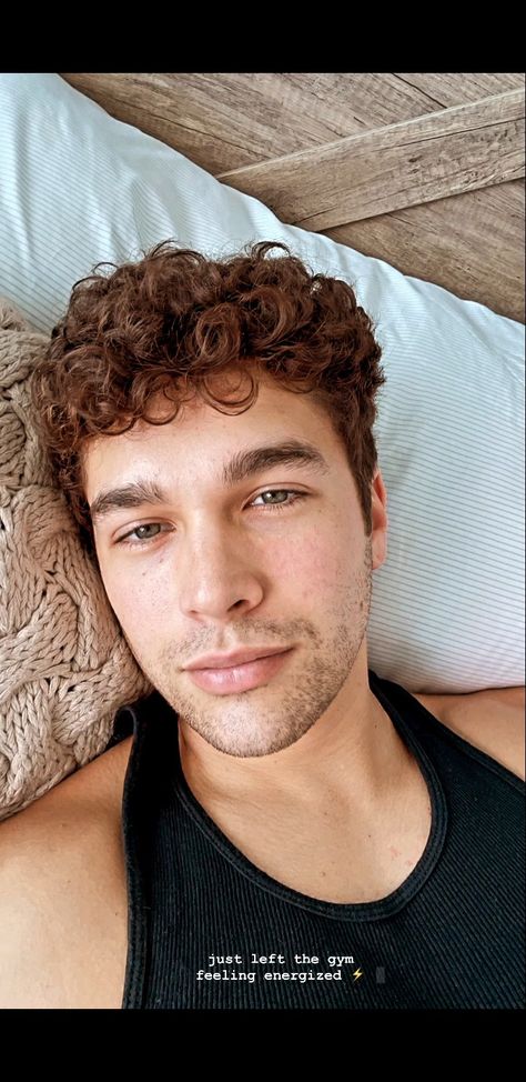 Men Faces, Austin Mahone, Stories Ideas, Wallpaper Space, Ig Stories, Famous Celebrities, Male Face, Celebrities Male, Face Claims