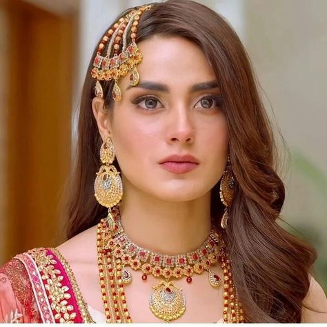 Jhumka Hairstyle, Side Hairstyles Wedding, Hairstyles Wedding Indian, Valima Bride, Pakistani Bridal Hairstyles, Pakistani Women, Brown Hair Inspo, Iqra Aziz, Desi Wedding Decor