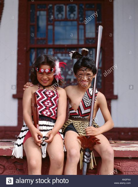 Maori Children Dressed in Maori Dress, Rotorua, North Island, New Stock Photo: 8795939 - Alamy New Zealand Traditional Clothing, Maori Traditional Clothing, Maori Dress, Maori Photography, Polynesian Outfits, Indigenous Clothes, Maori Clothing, Kapa Haka, Jungle Costume