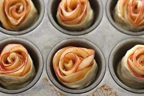 Mini Apple Pies In Muffin Tin, Rosette Recipe, Apple Recipes With Puff Pastry, Rose Muffins, Apple Torte, Apple Tartlets, Apple Pie Muffins, Fall Muffins, Apple Pie Cupcakes