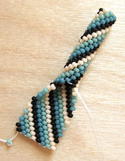 Square Stitch, Beaded Bead, Beaded Necklace Patterns, Beaded Bracelets Tutorial, Gelang Manik, Beaded Jewelry Tutorials, Necklace Patterns, Beaded Rope, Seed Bead Tutorial