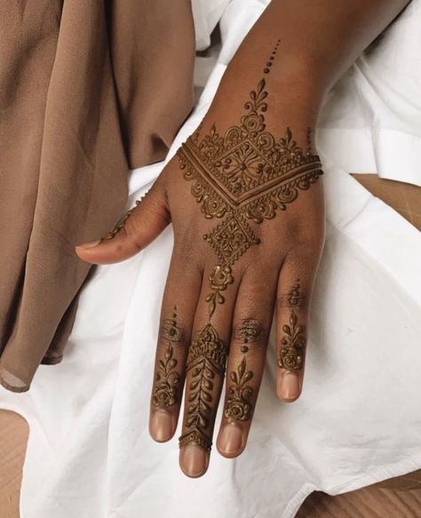 Henna Designs Nails, Modele Henna Main, Henna Main Simple, Modern Henna Designs Palm, Moroccan Henna Designs, Henna Model, Henna Style Tattoo, Henna Main, Henna Palm