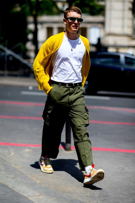 Jean And Sneakers Outfit, Yellow Jacket Outfit Men, Mens Style Casual, 80s Mens Fashion, Suits And Sneakers, Paris Fashion Week Men, Stylish Mens Fashion, Mens Fashion Jeans, La Fashion Week