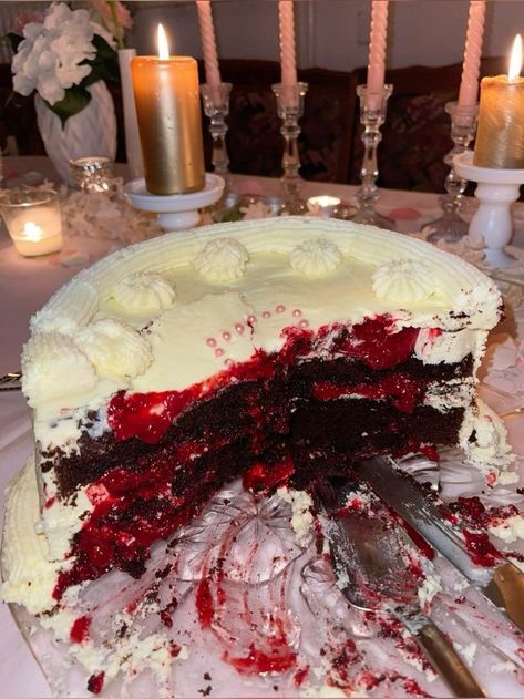 Gothic Red Velvet Cake, Dark Red Cake, Deathday Party, Horror Birthday Party Ideas, Vampire Birthday Party, Horror Themed Birthday Party, Horror Birthday Party, Vampire Cake, Goth Cake