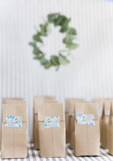 We’re beyond thrilled to announce our partnership with Hersheys with the launch of their brand new site + Weddings page! We created a series of fun projects for weddings, from favors to backdrops, and we will be sharing the how-tos for all of them here in the coming weeks. These too-cute-to-eat favors are essentially the … Paper Gift Bags Ideas, Party Favor Bags Diy, Diy Gift Bags Paper, Paper Bag Decoration, Hobby Lobby Diy, Diy Paper Bag, Mini Gift Bags, Paper Bag Crafts, Paper Lunch Bags