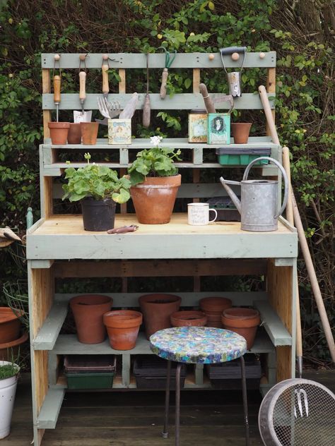 24 DIY Pallet Furniture Ideas You Will Love - Potting Benches Diy, Potting Bench Ideas, Pallet Potting Bench, Pallet Garden Benches, Diy Potting Bench, Potting Station, Outdoor Potting Bench, Small Garden Tools, Potting Tables