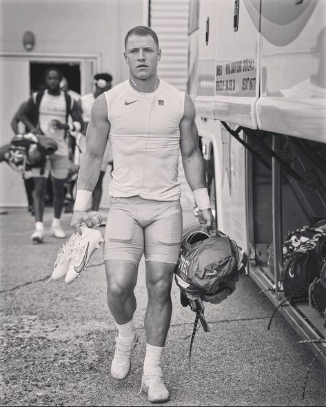 Football Studs, Handsome Football Players, Football America, Fit Bodies, Nfl Football 49ers, Football 49ers, Nfl 49ers, Ripped Body, Christian Mccaffrey