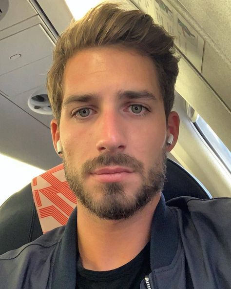 K▫️E▫️V▫️I▫️N T▫️R▫️A▫️P▫️P Such a beautiful man ! 💗💗💗 @kevintrapp 📸 🔹️ 🔹️ 🔹️ #kevintrapp #sundayselfie #german #soccerplayer #purebeauty… Kevin Trapp, Scruffy Men, Beard Look, Corte De Cabelo Masculino, Good Looking Men, Male Face, Male Beauty, Bearded Men, United Kingdom