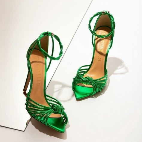 Cute Shoes Heels, Shoes Heels Classy, Fab Shoes, Cute Heels, Hot Shoes, Carrie Bradshaw, Green Shoes, Fashion High Heels, Pretty Shoes