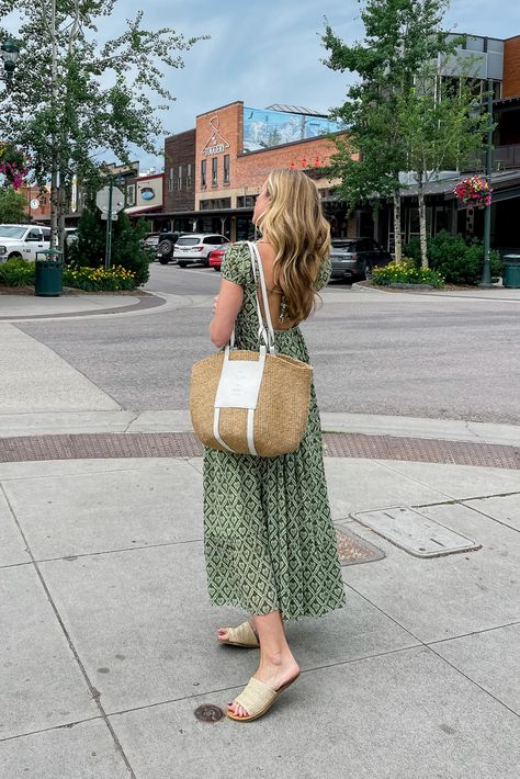 What to Wear in Whitefish, Montana Summer Montana Outfits, Montana Summer Outfits, Montana Outfits Summer, Summer Date Night Outfits, Montana Summer, Sightseeing Outfit, Montana Style, Apres Ski Outfits, Montana Vacation