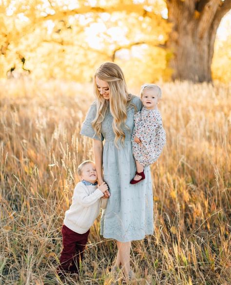 Breanne Weston Photography, Photo Family, Summer Photoshoot, Photoshoot Outfits, Children And Family, Cute Poses, Family Photoshoot, Family Photo, A Mother