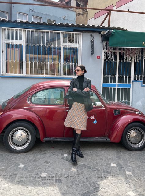 Midwaist skirt with long boots and vintage leather jacket #ootd #fashion #vagabond #burberry #vintage #streetstyle Vagabond Boots Outfit, Vagabond Outfit, Skirt With Long Boots, Burberry Skirt Outfit, Leather Jacket Ootd, Vagabond Boots, Jacket Ootd, Burberry Skirt, Burberry Vintage