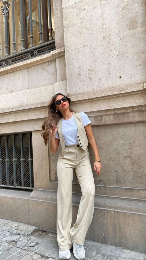 Ideas de Outfits cómodos para lucir chic en la Oficina #moda #modafemenina #femenina #cómousar #cómovestir #consejos #tendencia #juvenil #formal #trabajo #mujer #oficina #workwearstyle #workwearfashion #instagram #blogger #fashionblogger #ootd #alejarod.com Semi Formal Outfits For Women Summer, Outfit Formal Verano, Outfit Formal Mujer Juvenil, Ootd Formal, Outfit Semi Formal, Semi Formal Outfits For Women, Outfit Formal Mujer, Outfits Juvenil, Semi Formal Outfits