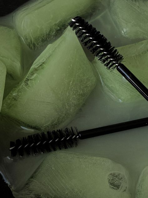 Green Waxing Aesthetic, Brow Content, Green Lashes, Eye Lash Design, Eye Lash Photography, Instagram Eyebrows, Lash Room Ideas, Green Marketing, Brow Studio