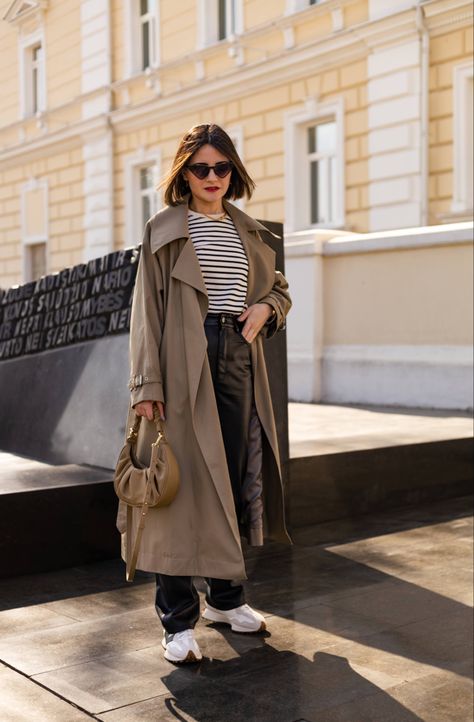 MANGO oversized trench coat styled with black leather pants and striped sweatshirt and new balance 327 Leather Pants New Balance, New Balance 327 Outfit, Ootd Frio, Nb 327, How To Style Leather Pants, Leather Coat Outfit, Outfit Trench, Oversized Trench, Outfit Oversize