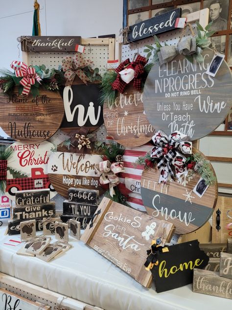 Holiday Craft Show Display, Door Sign Display Craft Show, Christmas Craft Fair Displays Booth Ideas, Wood Sign Display Craft Fairs, Indoor Craft Show Booth Display Ideas, Door Hanger Display Craft Show, Christmas Craft Fair Displays, Vender Booth Ideas Display, Christmas Booth Display Ideas Vendor