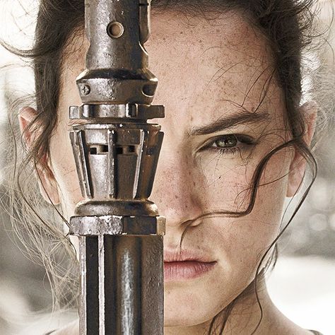 Ladies, you're gonna love the new Star Wars. Here's why. Force Awakens Poster, Ray Star Wars, Star Wars Logos, Star Wars Outfit, Star Wars Vii, Star Wars 7, Star Wars Watch, Episode Vii, Cuadros Star Wars