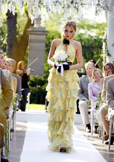 Serena van der Woodsen Wearing a Yellow Halter Dress Gossip Girl Wedding, Blake Lively Street Style, Blake Lively Gossip Girl, Gossip Girl Serena, Estilo Gossip Girl, Gossip Girl Blair, Serena Van Der, Gossip Girl Outfits, Gossip Girls