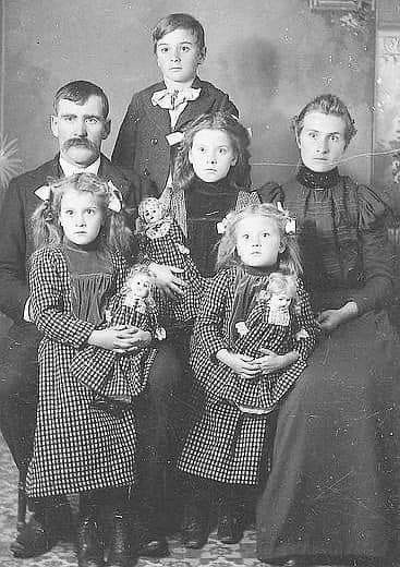 Marauders Shifting, Vintage Family Pictures, 60s Photos, Vintage Family Photos, Castlevania Wallpaper, Vintage People, Victorian Portraits, Vintage Family, Old Family Photos