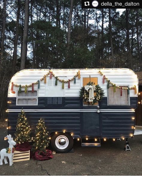 Vintage Camper Redo, Christmas Trailer, Vintage Trailer Remodel, Camper Vintage, Glamper Camper, Vintage Camper Interior, Camper Diy, Caravan Makeover, Camper Trailer Remodel