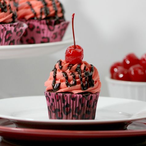 Chocolate Cherry Cupcakes - April Golightly Chocolate Cupcakes From Scratch, Chocolate Cherry Cupcakes, Cherry Frosting, Cherry Cordial, Cherry Cupcakes, Dessert Simple, Chocolate Covered Cherries, Cherry Recipes, Yummy Cupcakes