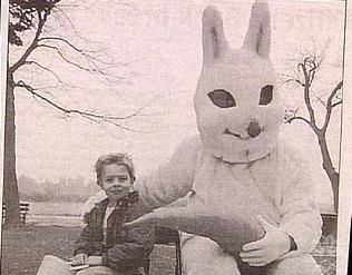 25 Incredibly Awkward Easter Photos & 25 reasons why my future children may never meet the Easter bunny! Creepy Easter, Easter Bunny Pictures, Easter Bunny Costume, Creepy Vintage, Happy Easter Everyone, Creepy Pictures, Bunny Costume, Bunny Pictures, Easter Photos