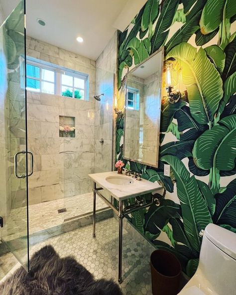 Beverly Hills Hotel Wallpaper Bathroom, Beverly Hills Hotel Bathroom, Beverly Hills Hotel Wallpaper, Beverly House, Mom Bedroom, Banana Trees, Tropical Interior Design, Bedroom 2024, Trees Wallpaper