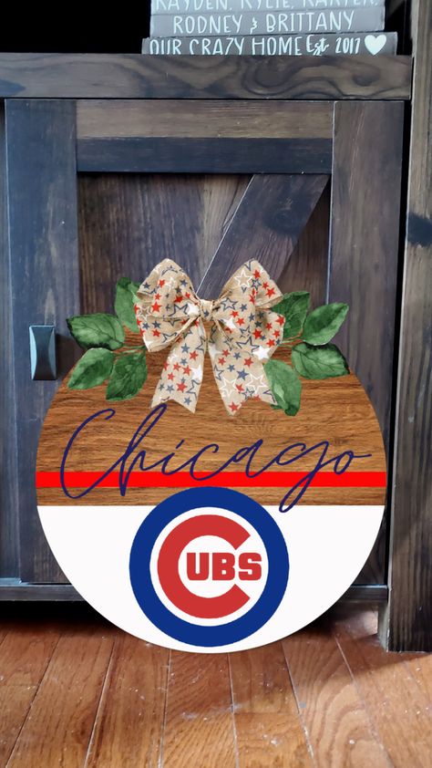 Chicago Cubs MLB Baseball Sign for your front door! Chicago Cubs Door Hanger, Chicago Bears Door Hanger, Cubs Decor, Circle Signs, Crazy Home, Baseball Signs, Stl Cardinals, Cubs Baseball, Handmade Christmas Crafts