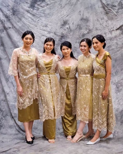 Jisso Dress, Renda Kebaya, Model Dress Batik, Kebaya Bridesmaid, Silk Dresses Outfit, Dress Brokat Modern, Braidsmaid Dresses, Nikah Outfit, Kebaya Modern Dress