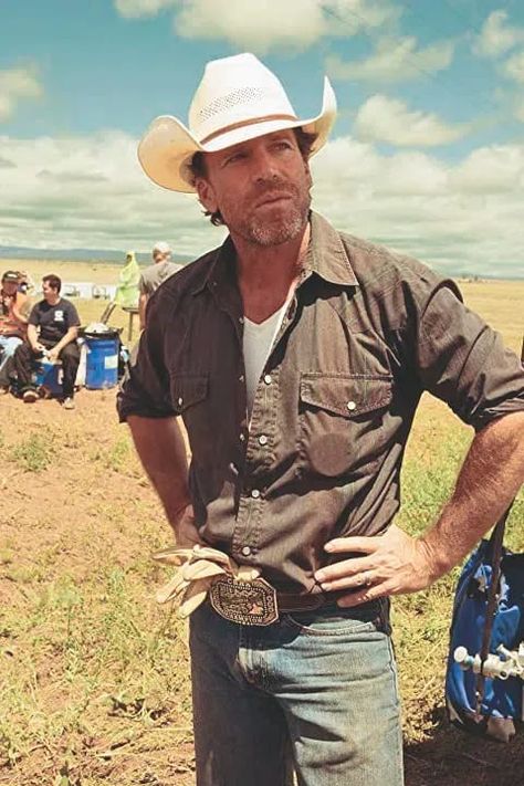 Taylor Sheridan’s first credited screen role was at the age of 25 in an episode of Walker, Texas Ranger in 1995. Eleven years later, with many more acting credits to his name, Sheridan had broken through as a screenwriter with his highly acclaimed screenplays for Sicario (2015) and Hell or High Water (2016), in which he also played a cowboy. Yellowstone Tv Show, Taylor Sheridan, Hell Or High Water, Yellowstone Series, Western Outfits Men, Cowboys Men, Estilo Country, Cowboy Outfits, Zoe Saldana