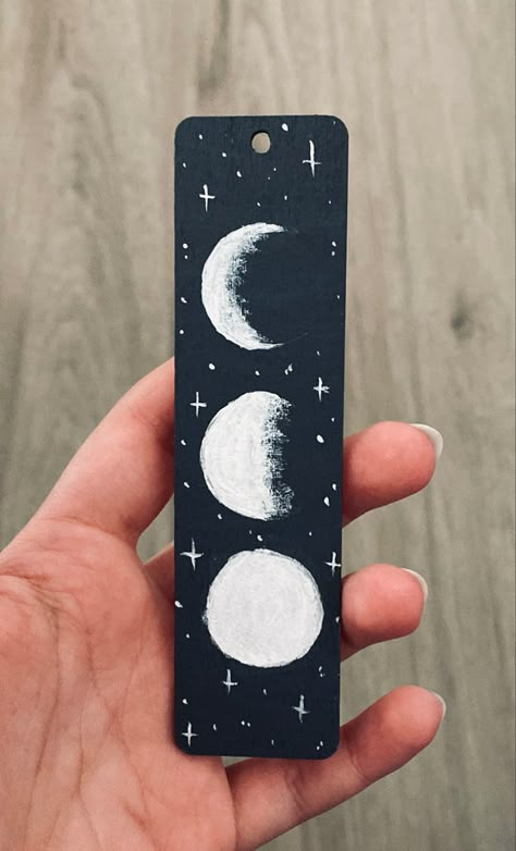 Black Bookmark Ideas, Simple Bookmark Ideas, Unique Bookmarks Handmade, Book Corner Ideas Bedroom, Moon Bookmark, Free Watercolor Flowers, Fantasy Bookmarks, Homemade Bookmarks, Handmade Bookmarks Diy