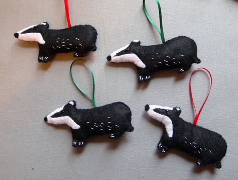 A gang of my felt badgers Plushie Making, Felt Badger, Badger Logo, Easy Felt Crafts, Harry Potter Ornaments, Harry Potter Crafts, Jolly Holiday, Felt Material, Handmade Teddy Bears