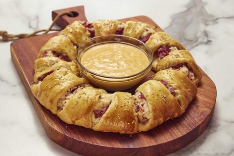 Reuben Sandwich Ring - The Cooking Mom Sandwich Ring, Pillsbury Cinnamon Roll Recipes, Lemon Spinach, Crescent Bake, Potluck Ideas, Reuben Sandwich, Roll Recipes, Crescent Dough, Crescent Roll Dough