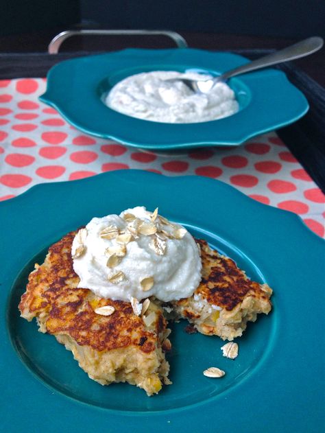 Oatmeal Griddle Cakes with Whipped Honey Ricotta - These filling, protein-rich griddle cakes combine whole grains, dairy and fruit in one, delicious breakfast. Via @JBraddockRD Oatmeal Griddle Cakes, Low Sugar Breakfast, Chocolate Smoothie Recipes, Griddle Cakes, High Protein Breakfast Recipes, Mimosa Recipe, Healthier Options, Protein Breakfast Recipes, High Protein Breakfast